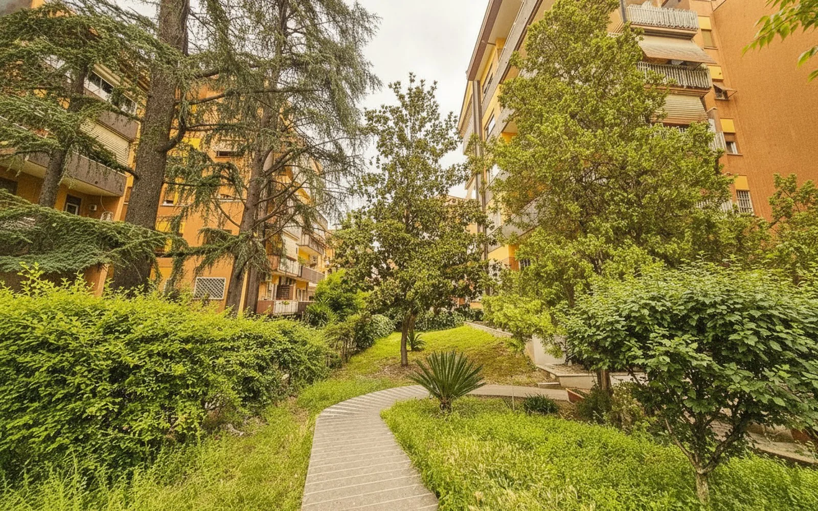 Il vialetto del giardino condominiale