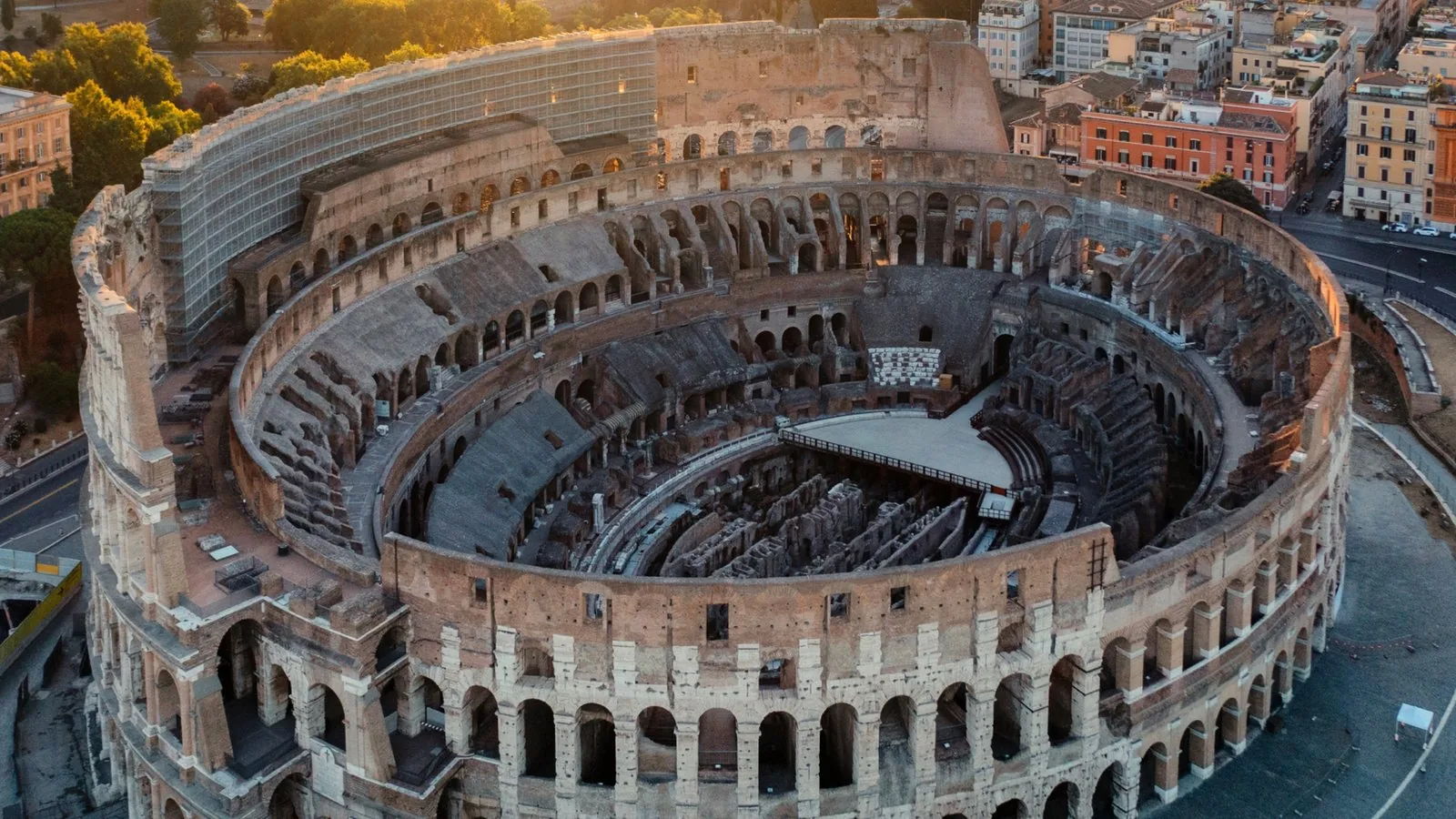 Il Colosseo di Roma visto dall'alto, con l'anello delle arcate e l'arena scoperta