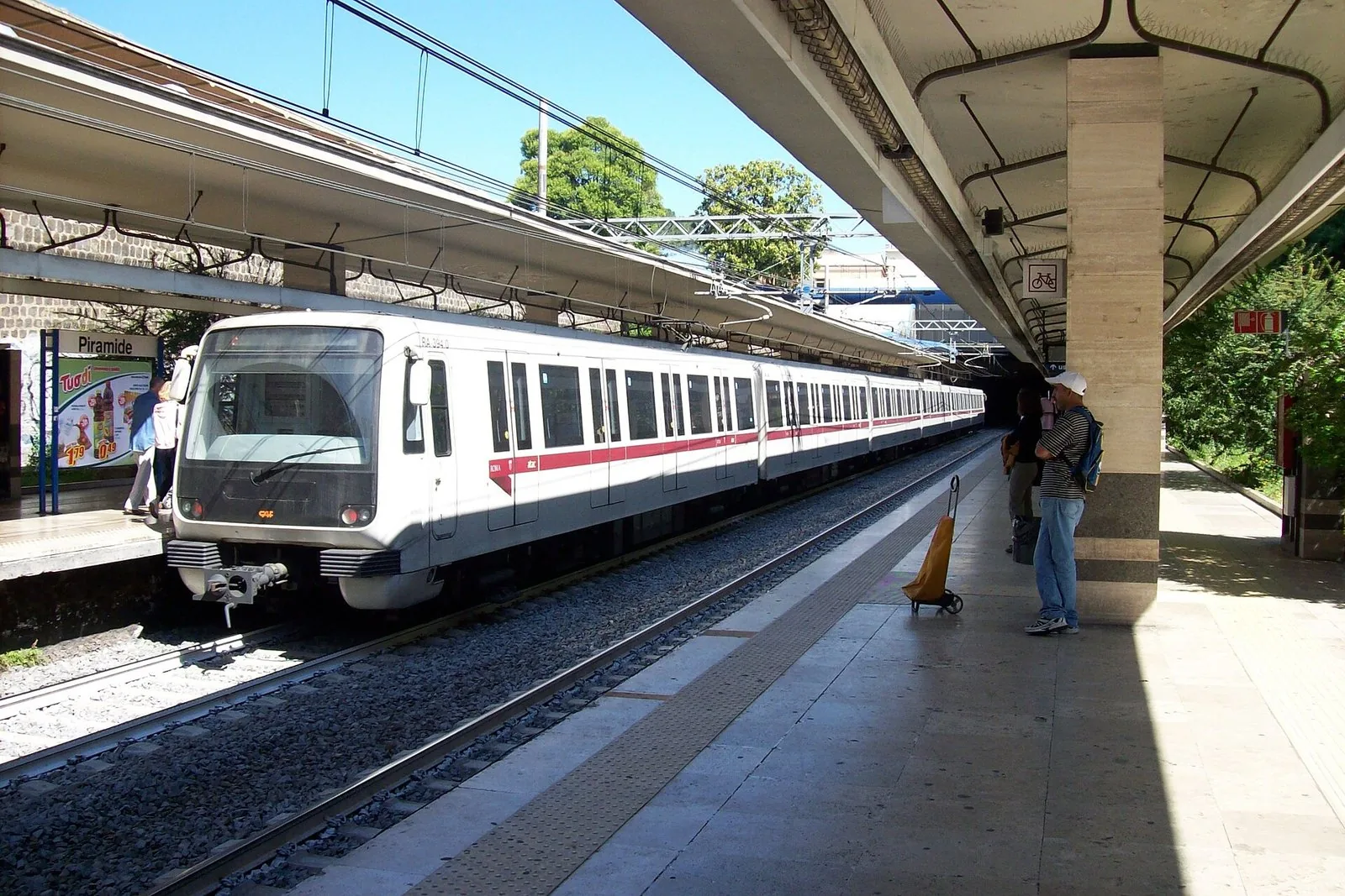 Un treno della metropolitana di Roma fermo in stazione lungo la banchina